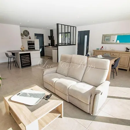 Bisca Jolie Maison-piscine Holiday home *